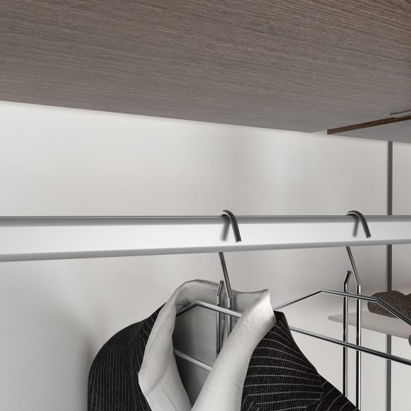 Accesorio de barra con almohadilla amortiguadora para colgar prendas dentro de un módulo vestidor