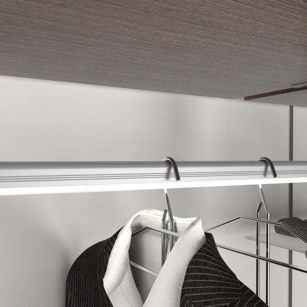 Barra con iluminación LED para colgar prendas de ropa en un módulo vestidor