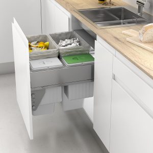 Cubo de basura diseñado para reciclar de manera ordenada optimizando espacio en una cocina moderna y funcional